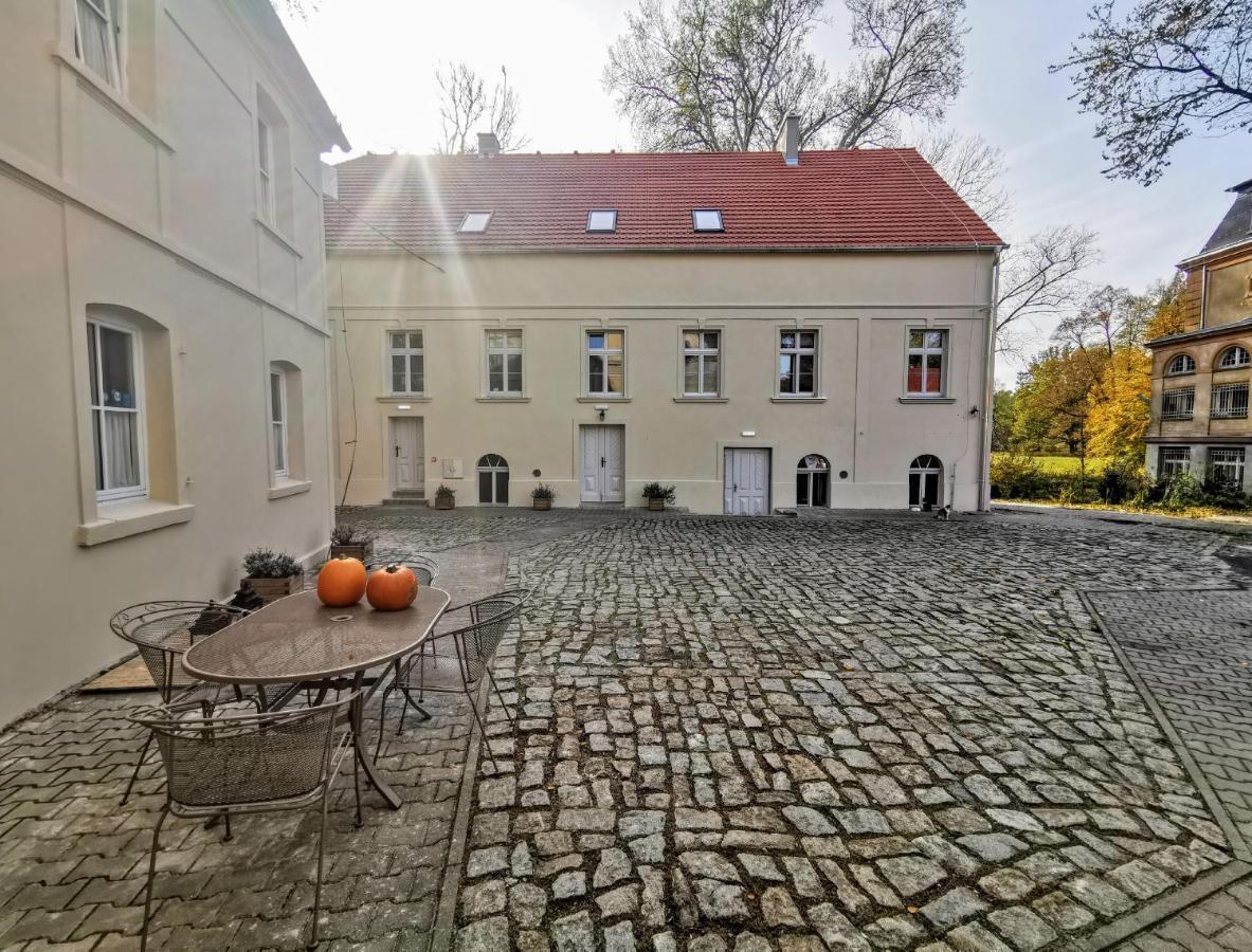 Palac I Folwark Brzeznica Buitenkant foto